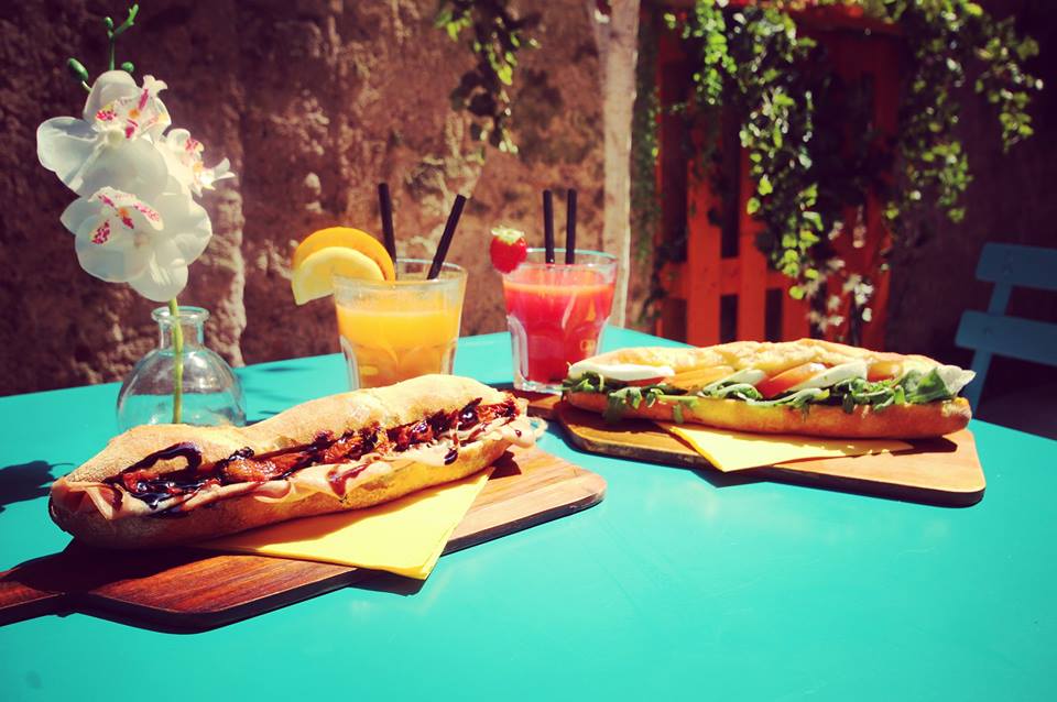 Roma come Parigi, baguette al braccio o aperitivo con baguette?